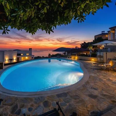 Sunset Retreat - Pool - Views - Sleeps 7